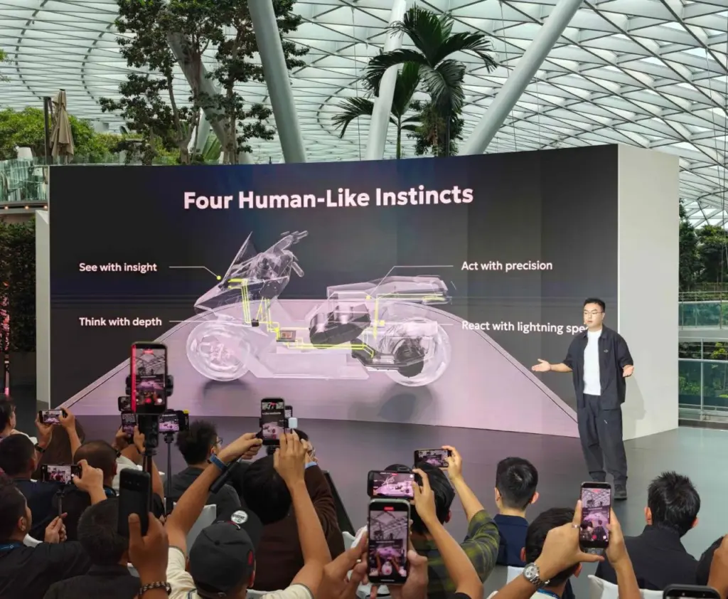 Представили мотоцикл, який сам тримає рівновагу: стартувало виробництво OMO X