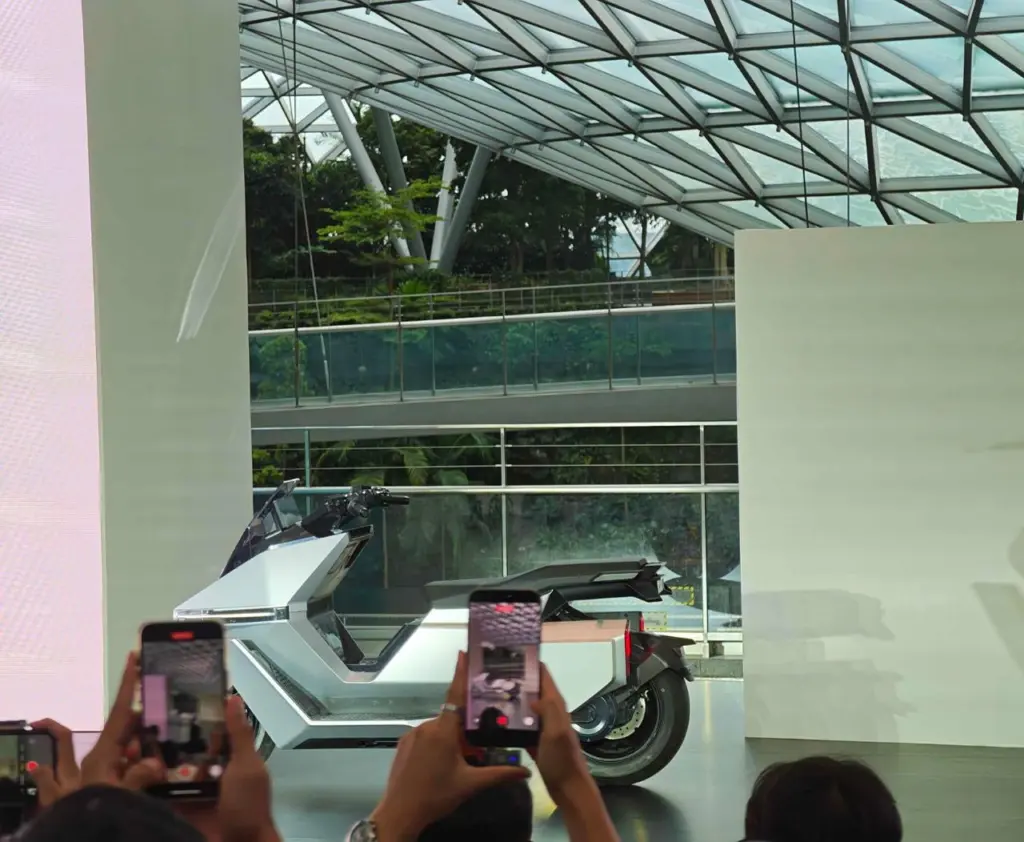 Представили мотоцикл, який сам тримає рівновагу: стартувало виробництво OMO X