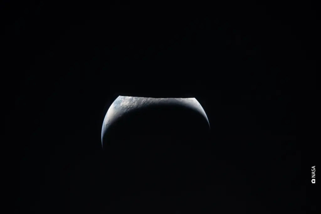 Екіпаж Artemis II опублікував унікальні фото Місяця перед зникненням зв’язку