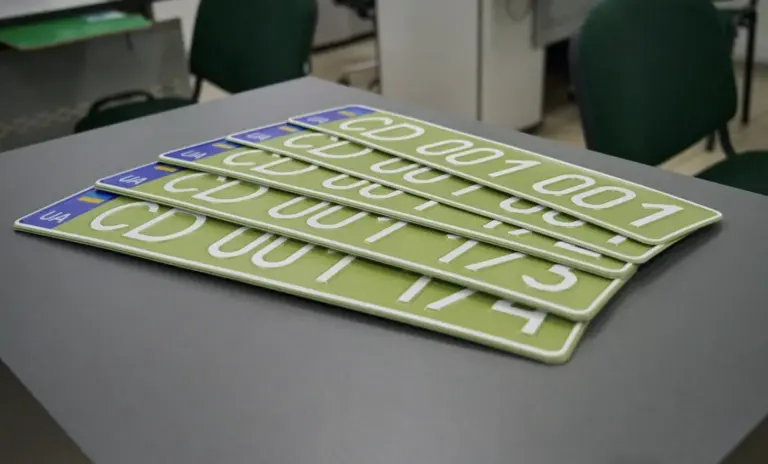 Оливкові номерні знаки в Україні: які авто їх отримали і що це означає