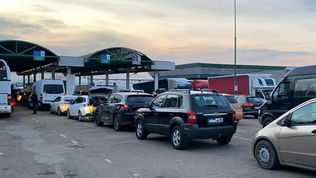 Україна запускає електронну чергу для легкових авто на кордоні