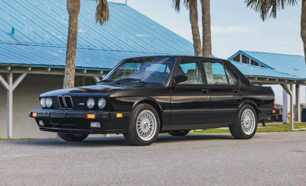 Раритетний BMW M5 1988 року продали за ціною Bentley Bentayga