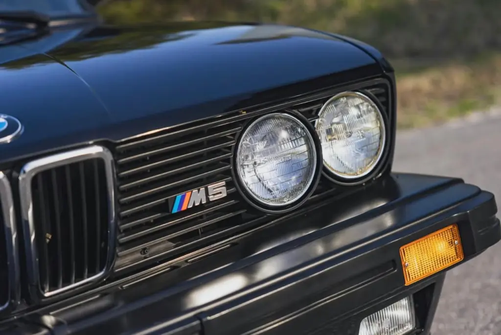 Раритетний BMW M5 1988 року продали за ціною Bentley Bentayga