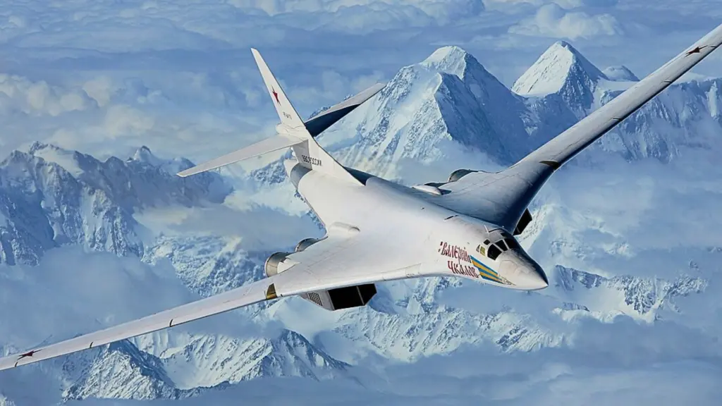 Не B-2 і не B-52: який бомбардувальник насправді вважають найпотужнішим у світі