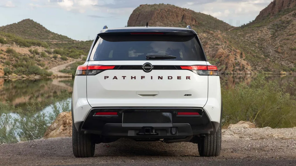 Nissan відзначив 40-річчя Pathfinder: позашляховик отримав бордовий салон, але є нюанс