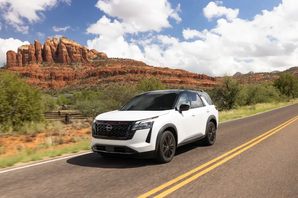 Nissan відзначив 40-річчя Pathfinder: позашляховик отримав бордовий салон, але є нюанс